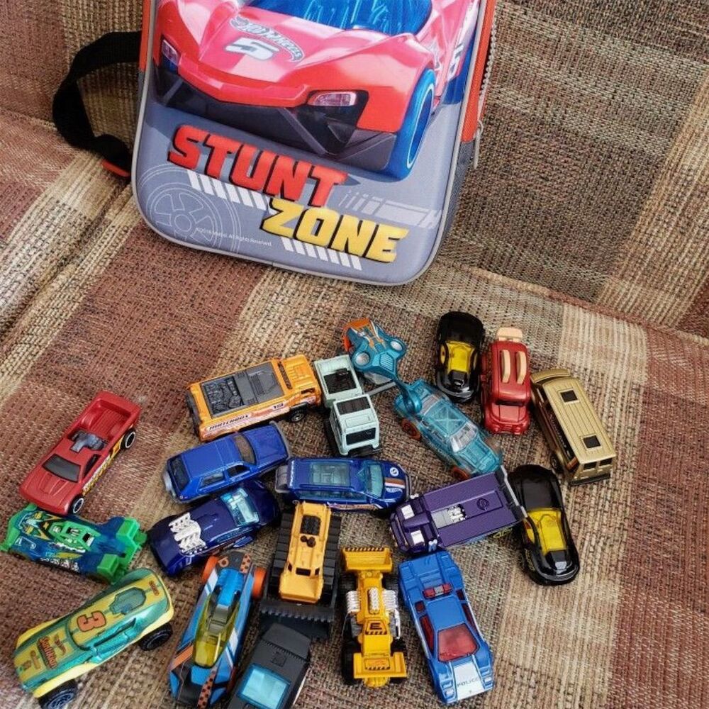 Hot Wheels Stunt Zone Case with 20 Assorted Diecast Cars 1:64 Scale